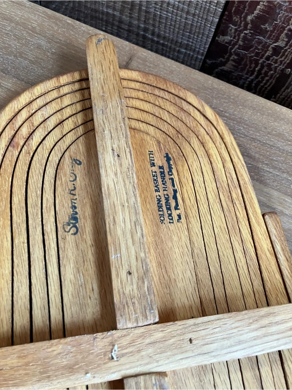 Wooden collapsible basket with locking handle
